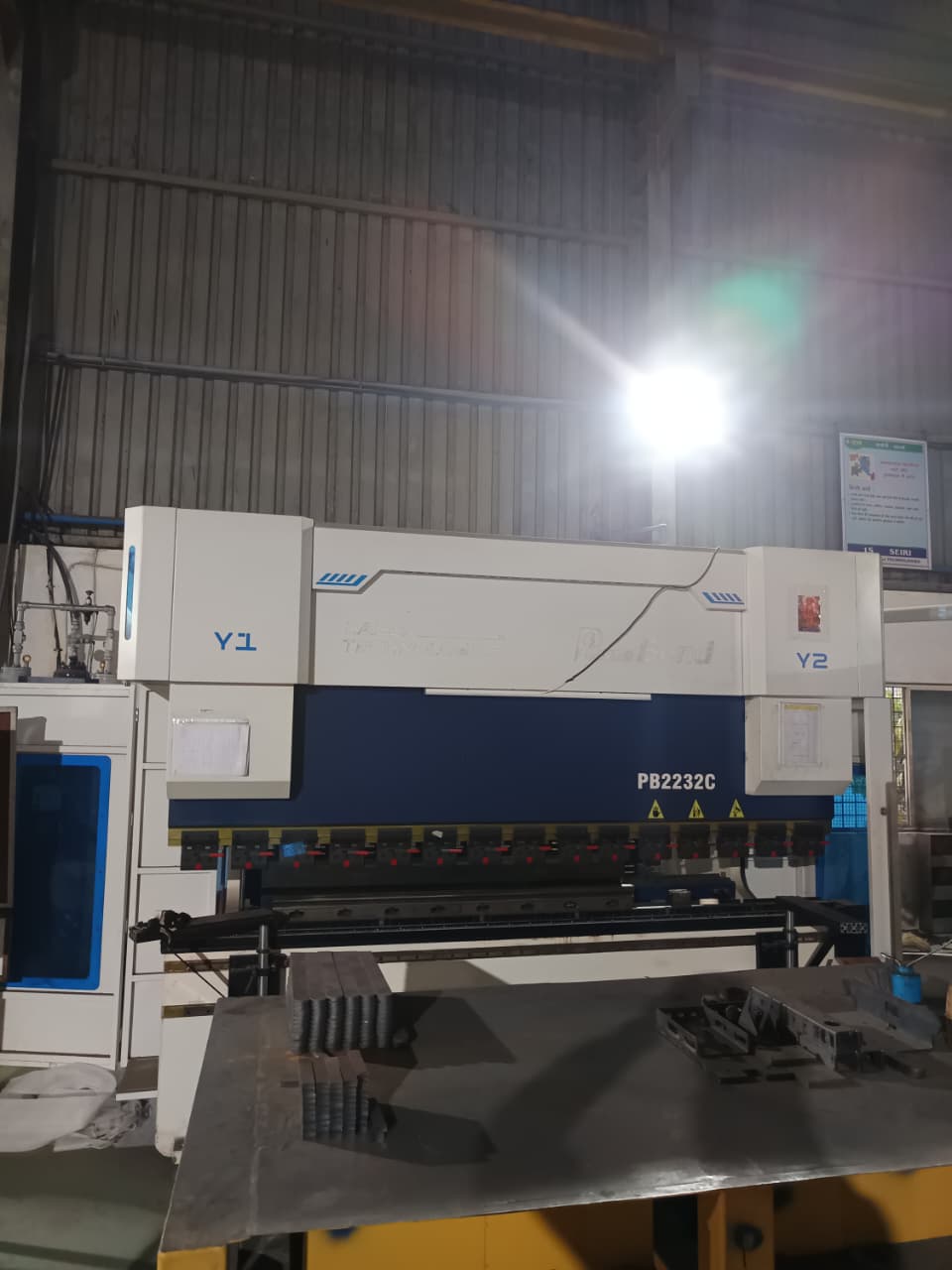 Industrial metal bending machine