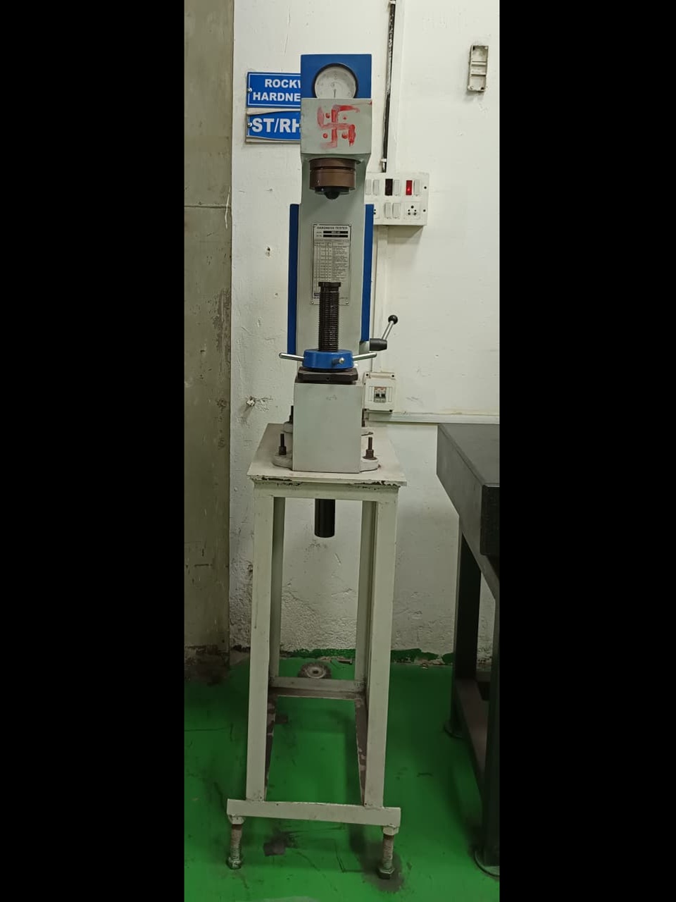 Rockwell hardness testing machine